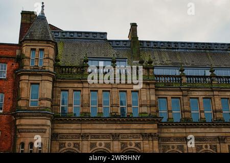 Architecture victorienne avec des détails ornés sur une journée nuageuse à Leeds, Royaume-Uni. Banque D'Images