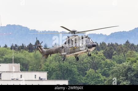 Ein Super Puma des Typs Aerospatiale AS 332, heute Airbus Helicopters H215 der Schweizer Luftwaffe bringt einen Staatsmann an den Flughafen Zürich. Da Banque D'Images