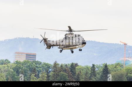 Ein Super Puma des Typs Aerospatiale AS 332, heute Airbus Helicopters H215 der Schweizer Luftwaffe bringt einen Staatsmann an den Flughafen Zürich. Da Banque D'Images