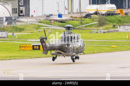 Ein Super Puma des Typs Aerospatiale AS 332, heute Airbus Helicopters H215 der Schweizer Luftwaffe bringt einen Staatsmann an den Flughafen Zürich. Da Banque D'Images