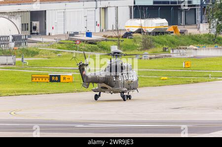 Ein Super Puma des Typs Aerospatiale AS 332, heute Airbus Helicopters H215 der Schweizer Luftwaffe bringt einen Staatsmann an den Flughafen Zürich. Da Banque D'Images