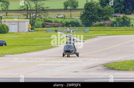 Ein Super Puma des Typs Aerospatiale AS 332, heute Airbus Helicopters H215 der Schweizer Luftwaffe fliegt vom Flughafne Zürich weg in Richtung WEF Aus Banque D'Images