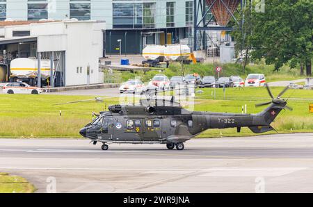 Ein Super Puma des Typs Aerospatiale AS 332, heute Airbus Helicopters H215 der Schweizer Luftwaffe fliegt vom Flughafne Zürich weg in Richtung WEF Aus Banque D'Images