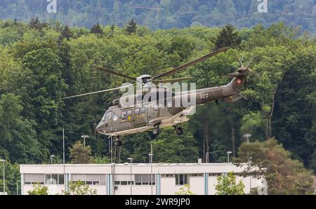 Ein Super Puma des Typs Aerospatiale AS 332, heute Airbus Helicopters H215 der Schweizer Luftwaffe fliegt vom Flughafne Zürich weg in Richtung WEF Aus Banque D'Images