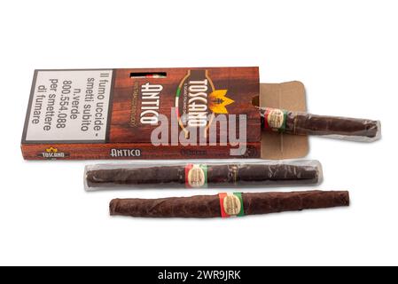 Italie - 11 mars 2024 : Cigar Toscano Antico fabriqué avec du tabac italien du Kentucky de Manifatture Sigaro Toscano. Boîte et cigare avec emballage tricolore i Banque D'Images