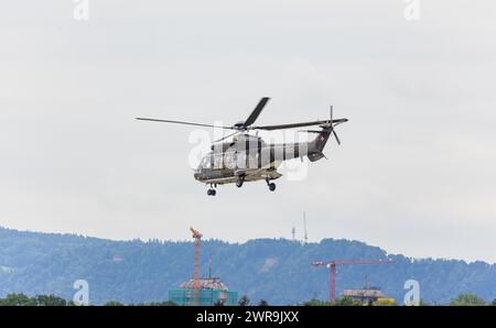 Ein Super Puma des Typs Aerospatiale AS 332, heute Airbus Helicopters H215 der Schweizer Luftwaffe fliegt vom Flughafne Zürich weg in Richtung WEF Aus Banque D'Images