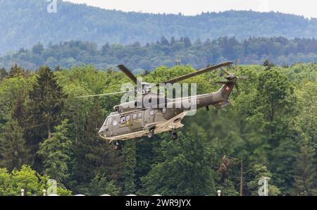 Ein Super Puma des Typs Aerospatiale AS 332, heute Airbus Helicopters H215 der Schweizer Luftwaffe fliegt vom Flughafne Zürich weg in Richtung WEF Aus Banque D'Images