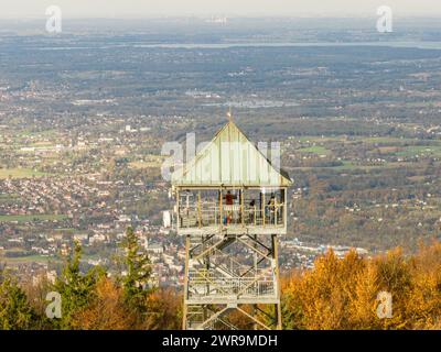 Wielka Czantoria et Mala Czantoria colline dans les montagnes Beskid Slaski en Pologne. Tour d'observation dans les montagnes pendant la journée de fin d'automne avec SK clair Banque D'Images