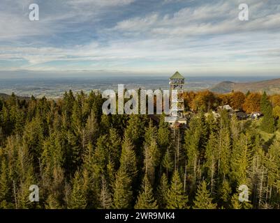 Wielka Czantoria et Mala Czantoria colline dans les montagnes Beskid Slaski en Pologne. Tour d'observation dans les montagnes pendant la journée de fin d'automne avec SK clair Banque D'Images