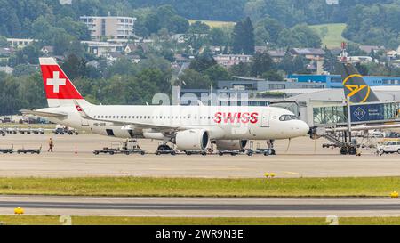 Ein Airbus A320-271N (Airbus A320neo) von Swiss International Airlines wird Am terminal abgefertig. Enregistrement HB-JDB. (Zürich, Schweiz, 06.08.2022) Banque D'Images