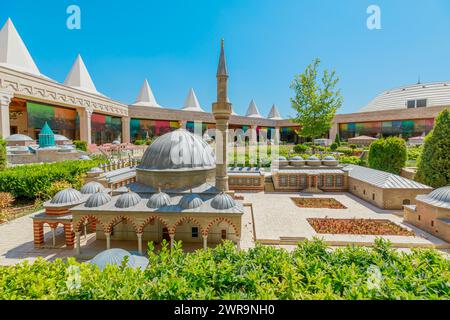 Konya, Turquie - août 5,2023 : vue aérienne sur les maquettes des célèbres mosquées turques du Konya Panorama Museum. Banque D'Images