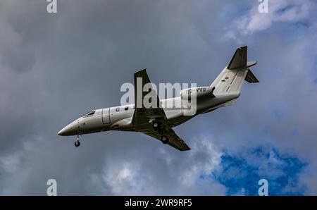 Ein Pilatus PC-24 von CAT Aviation befindet sich im Landeanflug auf den Flughafen Zürich. Immatrikulation HB-VVU. (Zürich, Schweiz, 02.10.2022) Banque D'Images