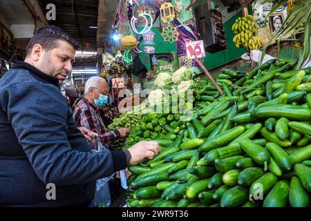 Le Caire, Égypte. 11 mars 2024. Les gens achètent dans un marché pendant le Ramadan au Caire, en Égypte, le 11 mars 2024. Crédit : Ahmed Gomaa/Xinhua/Alamy Live News Banque D'Images