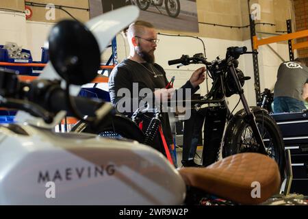 04/03/22 Maeving Motorcycles, Coventry. Histoire complète ici : https://docs.google.com/document/d/1THgFgjq5H4vu-ed0BymFm27OqIGLjEhM0iFM4rJXF9Y/edit?usp= Banque D'Images