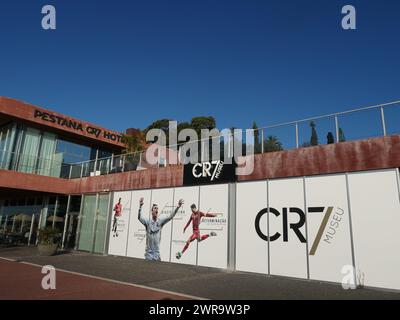 Funchal, Portugal. 15 mars 2023. Hôtel Pestana CR7 et CR7 Museu en l'honneur de Cristiano Ronaldo, footballeur mondial multiple, au port de Funchal sur l'île atlantique de Madère, une région autonome du Portugal. Ronaldo est né à Madère en 1985. Crédit : Beate Schleep/dpa/Alamy Live News Banque D'Images