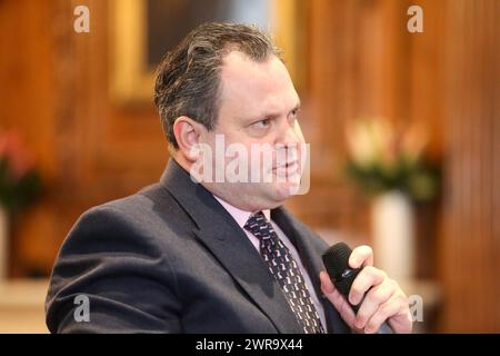 Londres, Royaume-Uni. 11 mars 2024. Harry Cole, rédacteur politique du Sun, pose une question à l'ancien président du Parti conservateur Lee Anderson lors d'une conférence de presse à Westminster, au centre de Londres, après avoir fait défection pour le Royaume-Uni réformiste. Lee Anderson a été suspendu du Parti conservateur pour avoir refusé de s'excuser pour les commentaires qu'il a fait que les islamistes avaient le contrôle du maire de Londres Sadiq Khan. Crédit : SOPA images Limited/Alamy Live News Banque D'Images