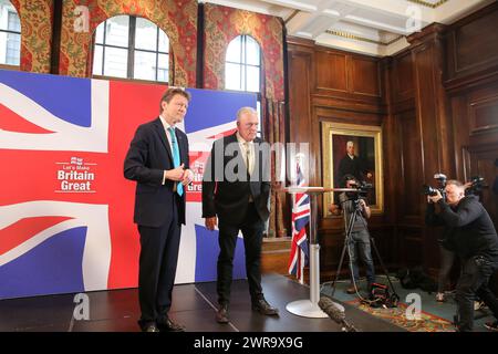 Londres, Royaume-Uni. 11 mars 2024. Richard TICE (à gauche) chef de Reform UK et ancien président du Parti conservateur Lee Anderson (à droite) lors d'une conférence de presse à Westminster, au centre de Londres, après qu'Anderson se soit détourné vers Reform UK. Lee Anderson a été suspendu du Parti conservateur pour avoir refusé de s'excuser pour les commentaires qu'il a fait que les islamistes avaient le contrôle du maire de Londres Sadiq Khan. Crédit : SOPA images Limited/Alamy Live News Banque D'Images