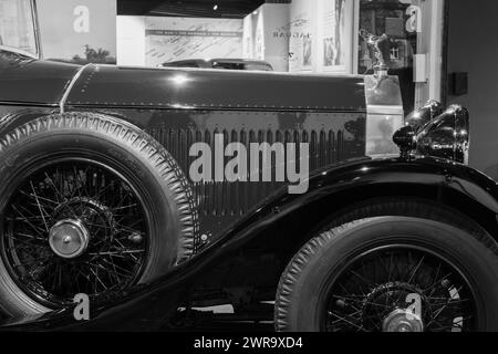 Sparkford.Somerset.United Kingdom.7 janvier 2024.Un Rolls Royce Phantom 2 Sedanca Deville de 1930 est exposé au Haynes Motor Museum Banque D'Images