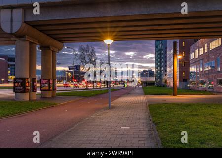 Matin de couleur lever de soleil près des rues et des ponts à Sloterdijk Amsterdam Hollande 03 04 2024 Banque D'Images