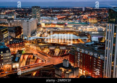 11/01/21 Birmingham paysage urbain, inclure la façade argentée de New Street Station. Prise de vue depuis le toit de l'Aston place de 22 étages. Tous droits réservés : Banque D'Images