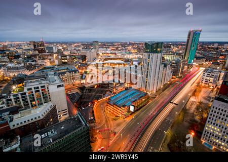 11/01/21 Birmingham paysage urbain, inclure la façade argentée de New Street Station. Prise de vue depuis le toit de l'Aston place de 22 étages. Tous droits réservés : Banque D'Images