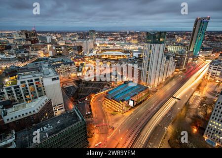 11/01/21 Birmingham paysage urbain, inclure la façade argentée de New Street Station. Prise de vue depuis le toit de l'Aston place de 22 étages. Tous droits réservés : Banque D'Images