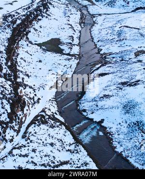 Cascades de Guarguero en hiver autour du port d'Estacas de Trueba. Vue aérienne depuis un drone. Espinosa de los Monteros. Vallées de Pasiegos. Burgos. Cas Banque D'Images