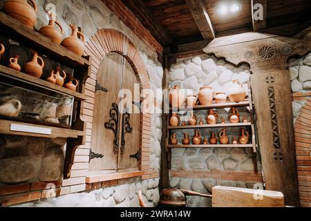 Ancienne cave à vin traditionnelle avec cruches en argile artisanales faites à la main.concept de cave antique Banque D'Images