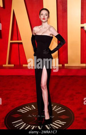 ÉTATS-UNIS. 10 mars 2024. Hunter Schafer marchant sur le tapis rouge à la Vanity Fair Oscar Party 2024 qui s'est tenue au Wallis Annenberg Center for the Performing Arts à Beverly Hills, CA, le 10 mars 2024. (Photo par Anthony Behar/Sipa USA) crédit : Sipa USA/Alamy Live News Banque D'Images