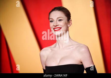ÉTATS-UNIS. 10 mars 2024. Hunter Schafer marchant sur le tapis rouge à la Vanity Fair Oscar Party 2024 qui s'est tenue au Wallis Annenberg Center for the Performing Arts à Beverly Hills, CA, le 10 mars 2024. (Photo par Anthony Behar/Sipa USA) crédit : Sipa USA/Alamy Live News Banque D'Images