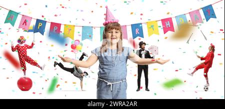 Fille d'anniversaire excitée à une célébration avec des clowns et des jongleurs isolés sur fond blanc Banque D'Images