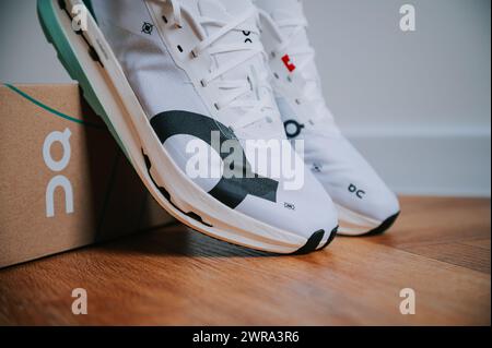 GENÈVE, SUISSE, 10 MARS. 2023 : sur les chaussures de course Cloudboom Echo, course d'endurance avec savoir-faire suisse et chaussure Carbon Marathon Banque D'Images