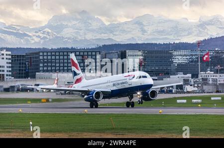 Ein Airbus A320-232 von British Airways startet vom Flughafen Zürich. Immatrikulation G-EUUD. (Zürich, Schweiz, 17.11.2022) Banque D'Images