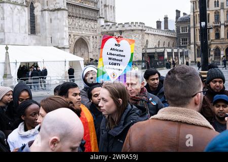 Londres, Royaume-Uni. 11 mars 2024. Un manifestant pro-LGBTI est vu tenant une pancarte qui dit "pas de libération africaine sans LGBTI". Les manifestants anti-monarchie et pro-LGBT se sont rassemblés et ont manifesté devant l'abbaye de Westminster, tandis que les membres de la famille royale et d'autres invités arrivent pour le Commonwealth Day Service. (Photo de Daniel Lai/SOPA images/SIPA USA) crédit : SIPA USA/Alamy Live News Banque D'Images