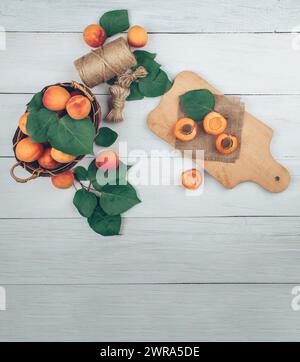 Abricots mûrs sur fond rustique. abricots avec des feuilles sur fond en bois. Abricots mûrs avec espace de copie pour le texte. Divers fruits frais d'été. AP Banque D'Images