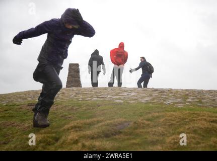 15/02/120 les randonneurs luttent pour se tenir debout alors que des vents de 73 mph sont enregistrés au sommet de Mam Tor près de Castleton dans le Derbyshire alors que la tempête Dennis écrase int Banque D'Images