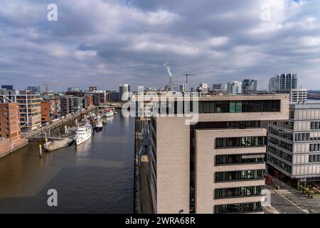 Sandtorhafen, Traditionsschiffhafen, Hafencity Hamburg, neuer Stadtteil an der Elbe, auf dem Gelände des ehemaligen Freihafens, hier entstehen, bis in die 2030er Jahre, Wohneinheiten für 14,000 Menschen, 3000 Hotelbetten, 45,000 Arbeitsplätze, Hambourg, Deutschland Hamburg Hafencity *** Sandtorhafen, port traditionnel, Hafencity Hambourg, nouveau district sur l'Elbe, sur le site de l'ancien port franc, des unités résidentielles pour 14 000 personnes, 3 000 lits d'hôtel, 45 000 emplois, Hambourg, Allemagne Hambourg Hafencity sera construit ici dans les années 2030 Banque D'Images