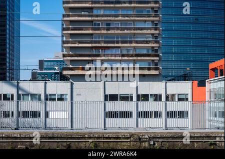 Bruxelles Nord, région de Bruxelles-capitale, Belgique, 27 février 2024 - immeubles de bureaux d'Infrabel et de Watergroep, une société de distribution d'eau Banque D'Images