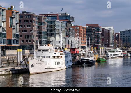 Sandtorhafen, Traditionsschiffhafen, Hafencity Hamburg, neuer Stadtteil an der Elbe, auf dem Gelände des ehemaligen Freihafens, hier entstehen, bis in die 2030er Jahre, Wohneinheiten für 14,000 Menschen, 3000 Hotelbetten, 45,000 Arbeitsplätze, Hambourg, Deutschland Hamburg Hafencity *** Sandtorhafen, port traditionnel, Hafencity Hambourg, nouveau district sur l'Elbe, sur le site de l'ancien port franc, des unités résidentielles pour 14 000 personnes, 3 000 lits d'hôtel, 45 000 emplois, Hambourg, Allemagne Hambourg Hafencity sera construit ici dans les années 2030 Banque D'Images