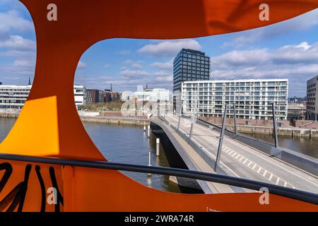 Blick vom Aussichtsturm ViewPoint, auf die Baakenhafenbrücke über den Bakenhafen, Wohngebäude, Hafencity Hamburg, neuer Stadtteil an der Elbe, auf dem Gelände des ehemaligen Freihafens, hier entstehen, bis in die 2030er Jahre, Wohneinheiten für 14,000 Menschen, 3000 Hotelbetten, 45,000 Arbeitsplätze, Hamburg, Hambourg, Deutschland Hamburg Hafencity *** vue depuis la tour d'observation du pont Baakenhafen sur le Bakenhafen, bâtiments résidentiels, Hafencity Hamburg, nouveau quartier de l'Elbe, sur le site de l'ancien port franc, unités résidentielles pour 14 000 personnes, 3 000 lits d'hôtel, 45 000 Banque D'Images