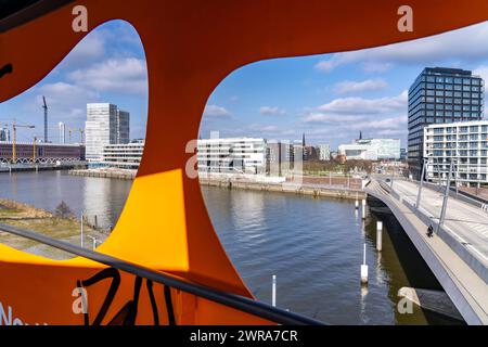 Blick vom Aussichtsturm ViewPoint, auf die Baakenhafenbrücke über den Bakenhafen, Wohngebäude, Hafencity Hamburg, neuer Stadtteil an der Elbe, auf dem Gelände des ehemaligen Freihafens, hier entstehen, bis in die 2030er Jahre, Wohneinheiten für 14,000 Menschen, 3000 Hotelbetten, 45,000 Arbeitsplätze, Hamburg, Hambourg, Deutschland Hamburg Hafencity *** vue depuis la tour d'observation du pont Baakenhafen sur le Bakenhafen, bâtiments résidentiels, Hafencity Hamburg, nouveau quartier de l'Elbe, sur le site de l'ancien port franc, unités résidentielles pour 14 000 personnes, 3 000 lits d'hôtel, 45 000 Banque D'Images