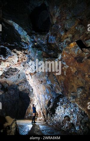 13/05/21 Jess Farrington nettoie les cristaux. Une veine de cristaux de calcite non découverts a été découverte à l'intérieur de la Grande grotte Masson à Derbysh Banque D'Images