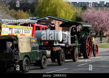 02/05/21 le pompier Lee Jones remplit l'un des réservoirs d'eau. Imaginez, itÕs un week-end de vacances bancaires et youÕre coincé dans la circulation derrière un Banque D'Images