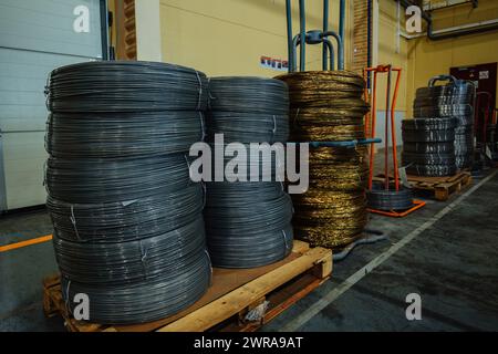 Bobines de fil d'acier dans l'usine de métallurgie. Banque D'Images