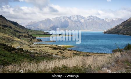 Beau paysage avec lac glacier entouré de champs verdoyants et de hautes montagnes, Nouvelle-Zélande. Banque D'Images