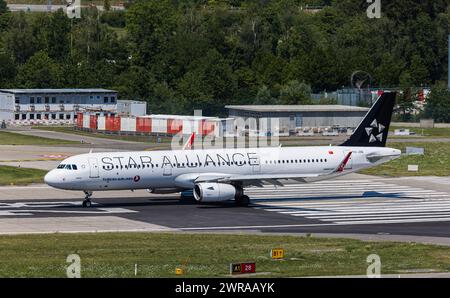 Ein Airbus A321-200 von Turkish Airlines startet von piste 28 des Flughafen Zürich. DAS Flugzeug trägt die Star Alliance livrée. Enregistrement TC-JSG. Banque D'Images