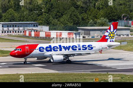 Ein Airbus A320-200 von Edelweiss Air Startet von piste 28 des Flughafen Zürich. Enregistrement HB-IJV. (Zürich, Schweiz, 16.07.2022) Banque D'Images