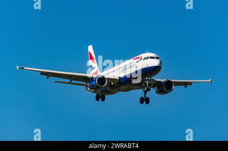 Ein Airbus A320-232 von British Airways befindet sich im Landeanflug auf den Flughafen Zürich. Enregistrement G-EUYG. (Zürich, Schweiz, 22.09.2022) Banque D'Images