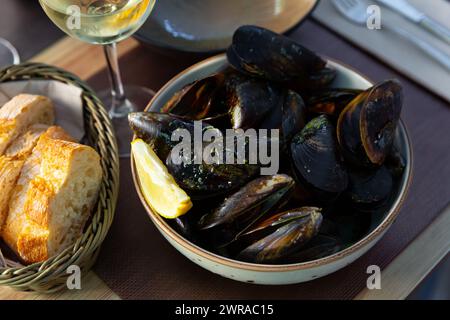 Moules cuites à la vapeur et sauce verte Banque D'Images