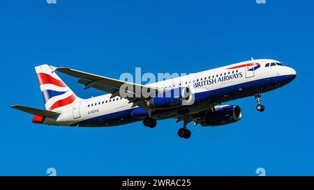 Ein Airbus A320-232 von British Airways befindet sich im Landeanflug auf den Flughafen Zürich. Enregistrement G-EUYG. (Zürich, Schweiz, 22.09.2022) Banque D'Images